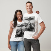 Alien UFO Chicken Art Abduction SciFi Humor Tシャツ (ユニセックス)