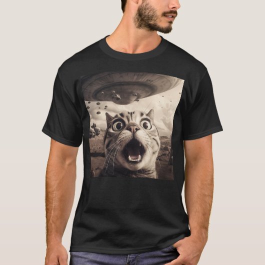 Alien UFO Funny Cat Selfie Scared Cat Lover Spaces Tシャツ (正面)