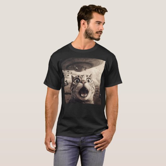 Alien UFO Funny Cat Selfie Scared Cat Lover Spaces Tシャツ (正面フル)