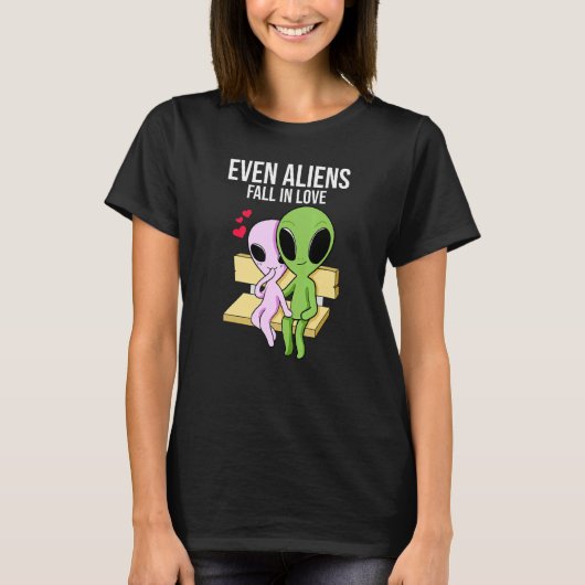 Aliens Fall In Love Girlfriend Boyfriend Tシャツ (正面)