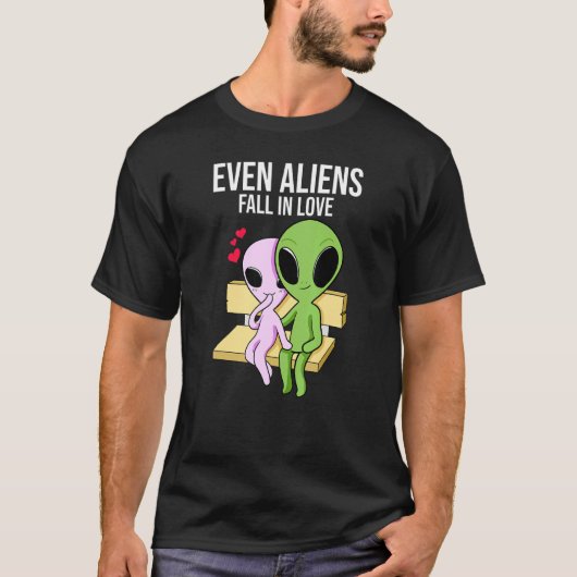 Aliens Fall In Love Girlfriend Boyfriend Tシャツ (正面)