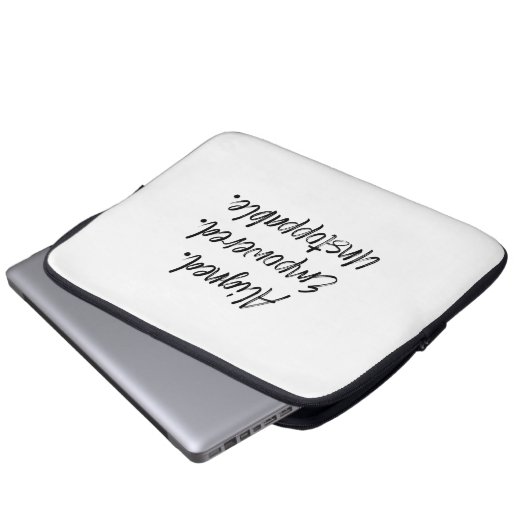 Aligned. Empowered. Unstoppable. ラップトップスリーブ (正面下部)