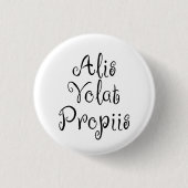 Alis Volat Propiis 缶バッジ (正面)