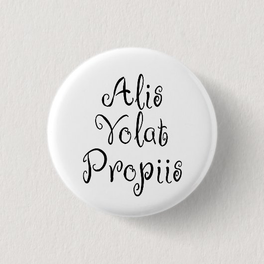 Alis Volat Propiis 缶バッジ (正面)