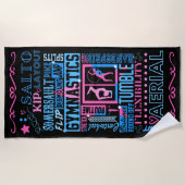 All About体操タイポグラフィinピンクとブルー ビーチタオル (正面)