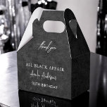 All Black Affairs Birthday Party モダン （全黒浮気誕生日会） フェイバーボックス<br><div class="desc">私たち祝のすべての黒い関係の誕生日パーティーの好意ボックスと洗練されたスタイルで。これらのボックスモダンはエレガント、シックな誕生祝いを補完するように設計されているイベントに最適。アクセントお洒落で黒くパーソナライズされた作られ、甘いお菓子やミニキープサケ、パーティーの好意を満たすのに最適。思い出に残る仕上げtouchを追加する豪華な詳細でゲストを感動。すべてのブラックイベントに上品な追加、これらの優良箱は時代を超えたエレガンスを醸し出す。</div>
