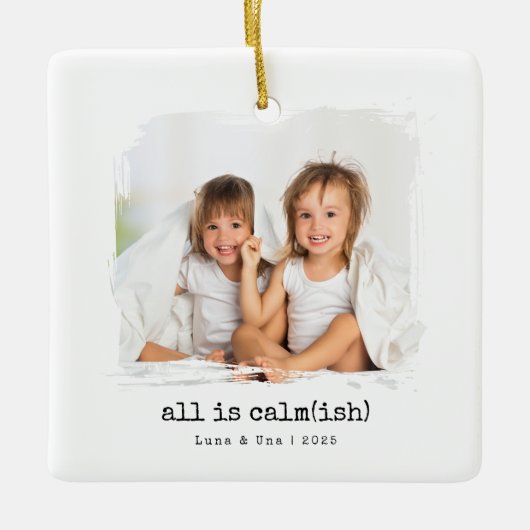 「All Is Calm(ish)」 オリジナル クリスマスフォト オーナメント (正面)