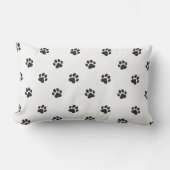 All Over Animal Paw Print Black and White ランバークッション (正面)