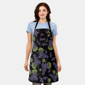 All-Over Print Apron Bon Appétit con Uvas エプロン (着用した状態)