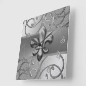 All Silver Filigree Swirls Fleur de Lis スクエア壁時計 (傾斜)