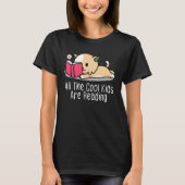 All the Cool Kids are Reading Book Cat Tシャツ (正面)