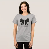 All Tied Up In Style – Chic Minimalist Bow T-Shirt トライブレンドTシャツ (正面全面)