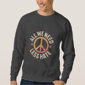 'ALL WE NEED IS LESS HATE' T-Shirt スウェットシャツ (正面)