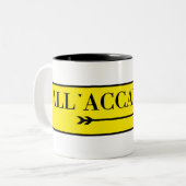 All'Accademia、ベニスのイタリアンな道路標識 ツートーンマグカップ (正面左)