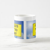 Alles wird Gut Schild mit Himmelhintergrund コーヒーマグカップ (中央)
