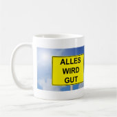 Alles wird Gut Schild mit Himmelhintergrund コーヒーマグカップ (左)