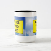 Alles wird Gut Schild mit Himmelhintergrund ツートーンマグカップ (中央)