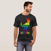 Allysaurus LGB  Dinosaur Rainbow Flag Ally LGBT Pr Tシャツ (正面フル)