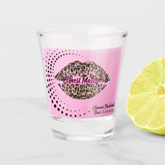 「Almost Married」ハスキー猫キス レオパードリップ ショットグラス (正面)