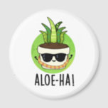 Aloe-ha Funny Hawaiian Plant Pun マグネット<br><div class="desc">Aloe-ha Funny Hawaiian Plant Pun features a cute a cute aloe vera plant wearing a lei wreath. Perfect pun gift for family and friends who love cute Hawaiian plant puns.</div>