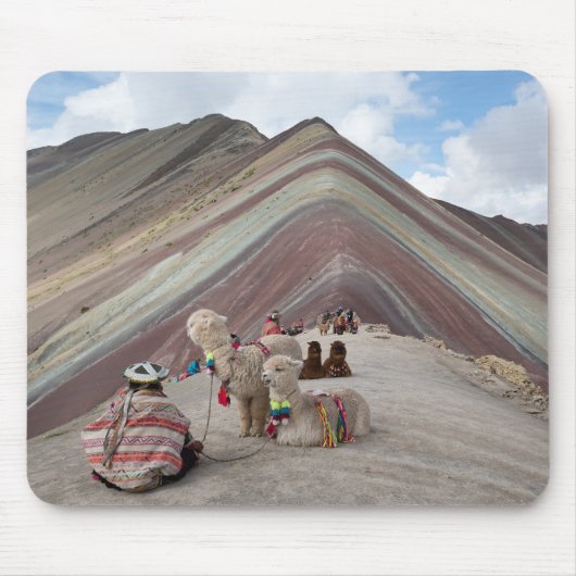 Alpaca on rainbow mountain, Peru マウスパッド (正面)