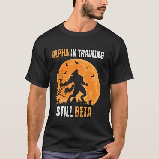 Alpha in Training Still Beta Wolfミーム強く Tシャツ (正面)