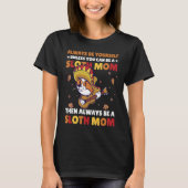 Always be yourself unless you can be a Sloth Mom t Tシャツ (正面)