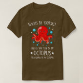 Always Be yourself unless you can be Octopus Funny Tシャツ (デザイン正面)