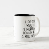 AMで起き上がる恋とトランプが大統領 ツートーンマグカップ (正面右)