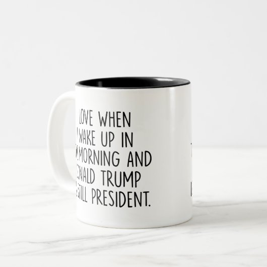AMで起き上がる恋とトランプが大統領 ツートーンマグカップ (正面左)