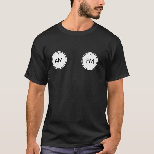 AM FMラジオダイヤルDouble Entendre Mens Gag おもしろい Tシャツ (正面)