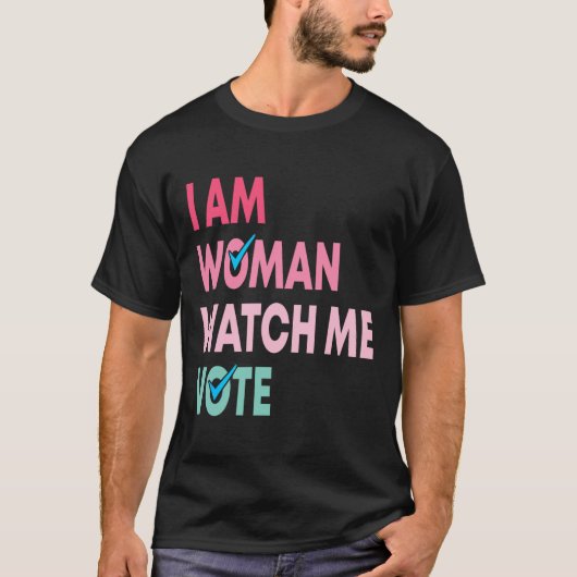 Am Woman Watch Me投票フェミニストおもしろいギフト女性 Tシャツ (正面)