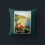 Amalfi Coast, Italy Vintage Poster クッション<br><div class="desc">ダークなハンターグリーンのバックラウンドのAmalfiイタリアのためのヴィンテージ旅行広告ポスター。有名な海岸沿いの道路が特徴で、旅行者には非常に美しいルートを提供している。ソレント半島の穏やかな青い海は、海に浮かぶ帆船で見ることができる。この画像は、この海岸線を有名にする丘陵地帯に切り込まれた荒れ果てた山々とカーブした道路も示している。</div>