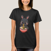 Amami Rabbit Eating Ramen Noodles Kawaii Cute Funn Tシャツ (正面)