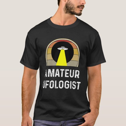 Amateur Ufologist  UFO Alien Gif Ufology Believe Tシャツ (正面)