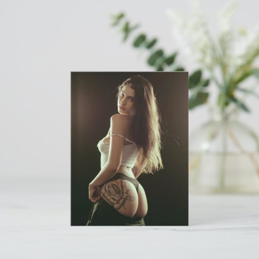 Amazing Tattooed美しいランジェリーのモデル写真 ポストカード (スタンド正面)