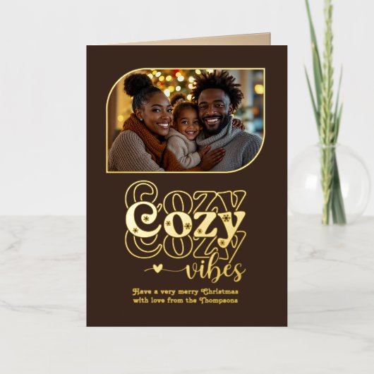 Amber Glow Cozy Vibes Christmas Photo 箔シーズンカード (正面)