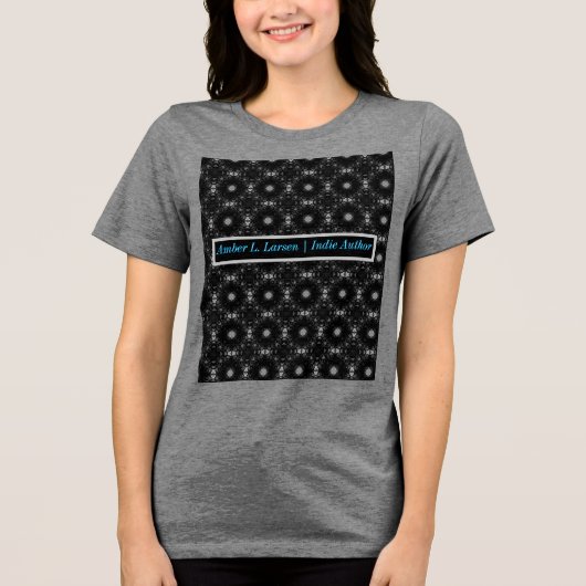 Amber L. Larsen | 独立系作家 女性用Tシャツ トライブレンドTシャツ (正面)