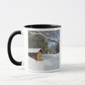 AMCのリトルリフォード池の雪景色 マグカップ (左)