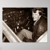 Amelia Earhart Sitting In Airplane Cockpit ポスター (正面)