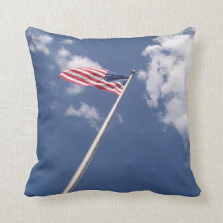 Amercanの旗の青空の雲 クッション