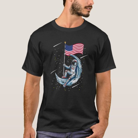 America Flag On The Moon Astronaut Space Travel Mo Tシャツ (正面)