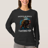 America is Worth Fighting For American Bald Eagle  Tシャツ (正面)