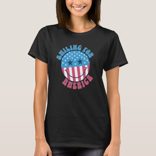 America Vibes Smile Face US Flag Retro Groovy 4th  Tシャツ (正面)