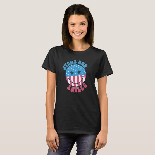 America Vibes Smile Face US Flag Retro Groovy 4th Tシャツ (正面フル)
