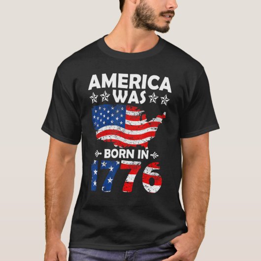 America Was Born In 1776 4th of July Independence  Tシャツ (正面)
