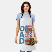 American Flag Dad Lion Patriotic エプロン (着用した状態)