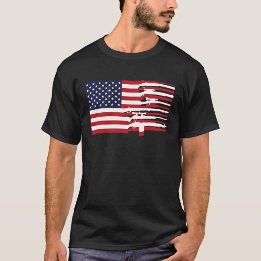 American Flag Firearms Weapons USA 4th of July Tシャツ (正面)