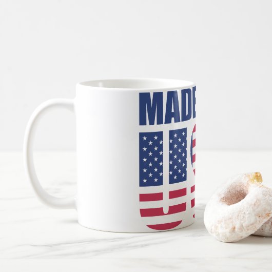 American Flag "MADE" Typography Mug - Patriotic コーヒーマグカップ (ドーナツ)
