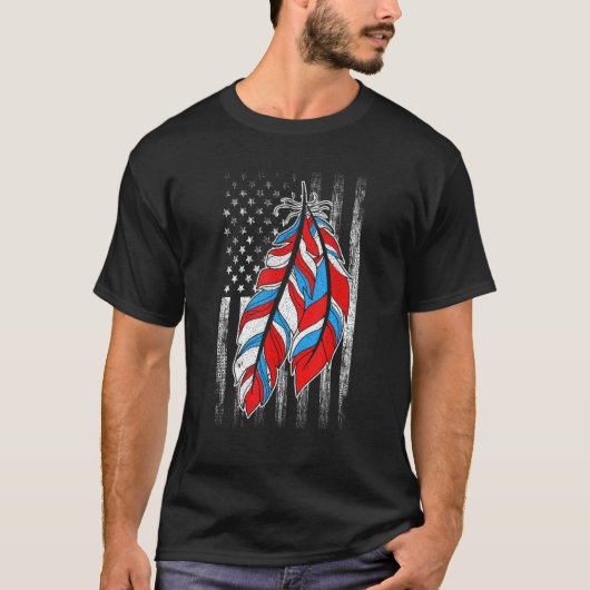 American Flag  Native Feather Pride Month Indigeno Tシャツ (正面)